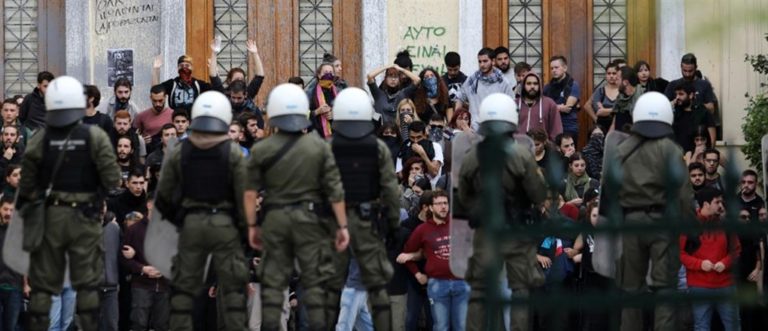 image Επεισόδια και εισβολή στην ΑΣΟΕΕ. Ένταση και δακρυγόνα έξω από το Οικονομικό Πανεπιστήμιο. (βίντεο)