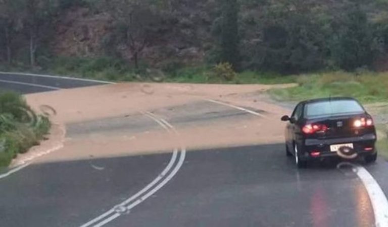 image Π.Ε.Λήμνου: Εργασίες τομής ασφαλτοτάπητα στην 2η διασταύρωση Κορνού.