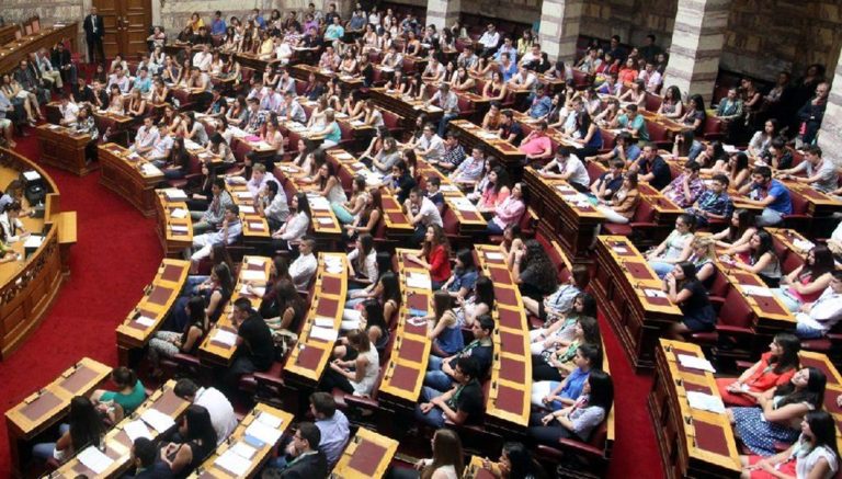 image Κικίλιας: 300 προσλήψεις μόνιμων γιατρών ΜΕΘ και επίταξη ιδιωτικών κλινικών άναψαν τα αίματα στη Βουλή