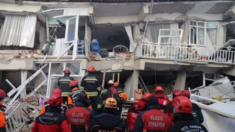 image LIVE ΕΙΚΟΝΑ Σεισμός Τουρκία: 14 νεκροί, πάνω από 300 τραυματίες