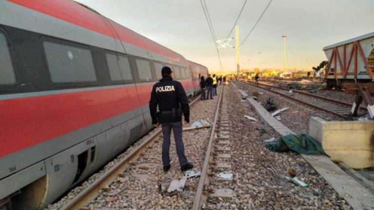 image Ιταλία: Αμαξοστοιχία εκτροχιάσθηκε κοντά στο Μιλάνο – Νεκροί και τραυματίες