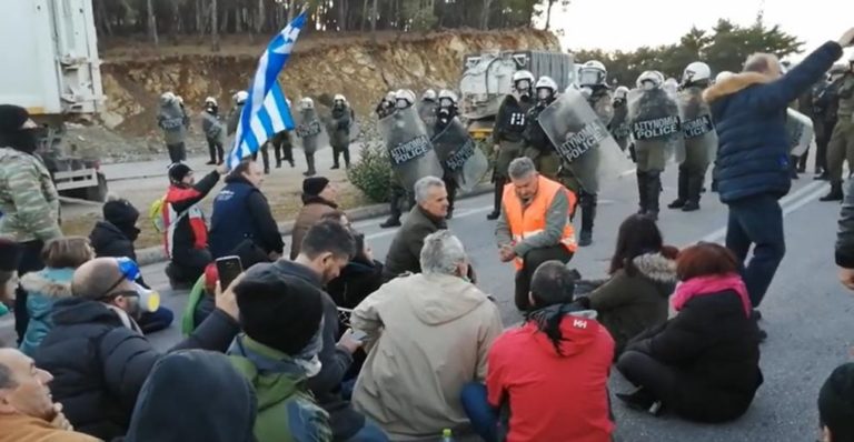 image Λέσβος: Εθνικός Ύμνος απέναντι στα ΜΑΤ (βίντεο)