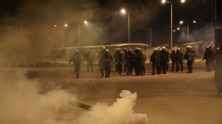 image Πολεμικό το κλίμα στη Λέσβο και στη Χιο – Οδοφράγματα και επεισόδια με τα ΜΑΤ(φωτο-βιντεο)