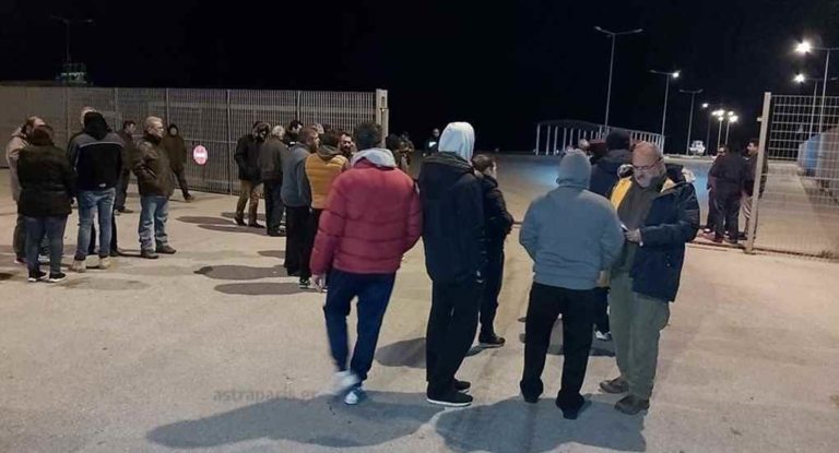 image Στο λιμάνι των Μεστών οι αιρετοί της Χίου για το πρώτο τετ-α τετ με τα ΜΑΤ (ΦΩΤΟ)