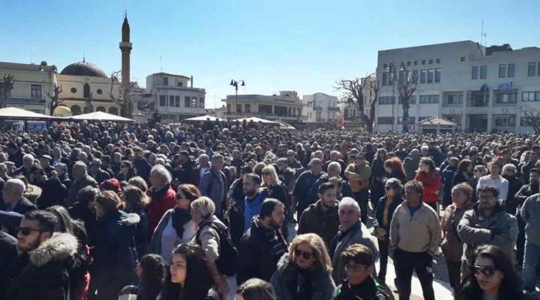 image Χιλιάδες Χιώτες διαμαρτυρήθηκαν στην πλατεία της Χίου κατά της βίας της κυβέρνησης απέναντι στους νησιώτες (ΒΙΝΤΕΟ)