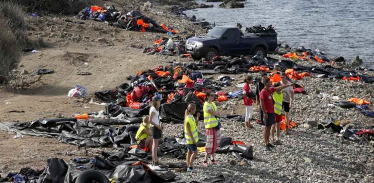 image Λέσβος: Αποχωρούν μαζικά οι υπάλληλοι των ΜΚΟ μετά τις αντιδράσεις των κατοίκων!