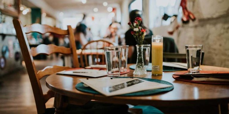 image Εστίαση – Τουρισμός: Υπογράφεται η Συλλογική Σύμβαση με αύξηση μισθών 12% σε δύο χρόνια για 500 χιλιάδες εργαζόμενους σε ξενοδοχεία, εστιατόρια, καφέ