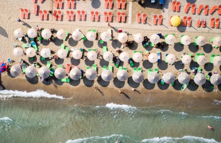 image Δωρεάν ξαπλώστρες στις παραλίες των ξενοδοχείων: Τι αλλάζει φέτος και τι δικαιούμαστε ως λουόμενοι