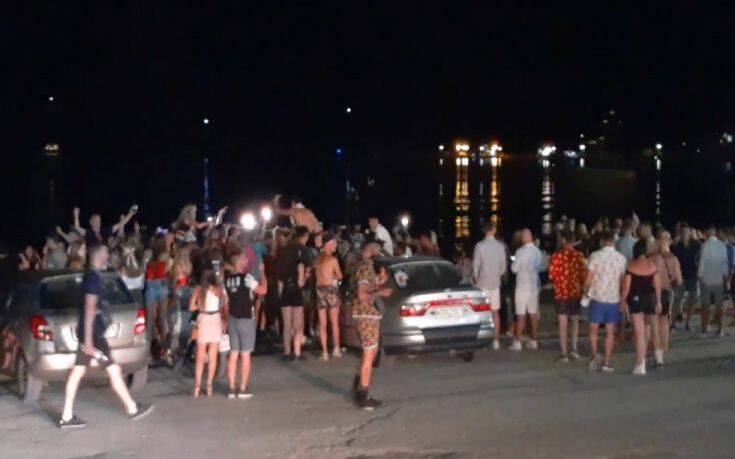 image Ζάκυνθος: Χαμός στην παραλία όταν έκλεισαν τα μπαρ (Βίντεο)