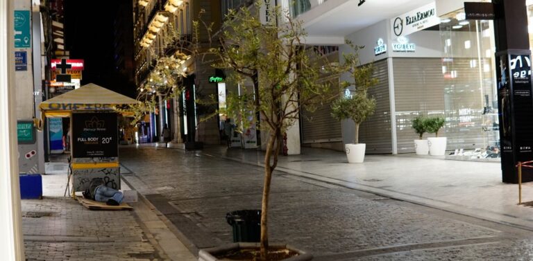 image Και η ζωή στην πόλη συνεχίζεται… Άστεγος ψάχνει στα σκουπίδια της Αθήνας για λίγο φαγητό…..