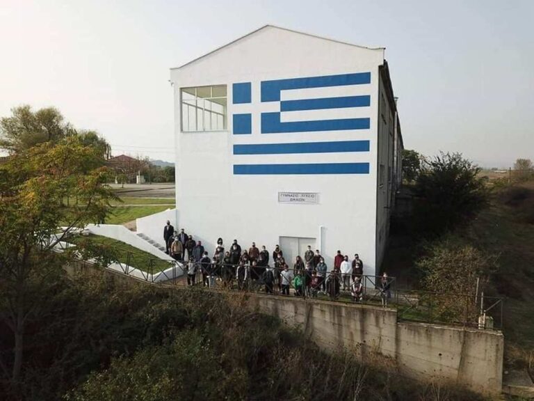 image 28η Οκτωβρίου: Ελληνική σημαία στον Έβρο, ορατή απο την Τουρκία και τη Βουλγαρία (φωτο)