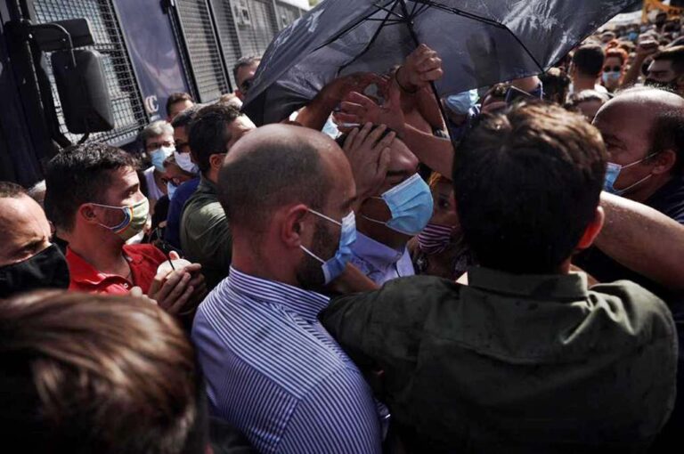 image Δίκη Χρυσής Αυγής: Πέταξαν καφέδες στον Τσίπρα και του έβαλαν… ομπρελά για τον προστατεύσουν! (φωτο)