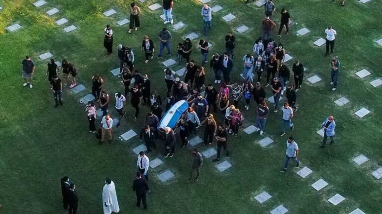 image Στην τελευταία του κατοικία, οδηγήθηκε χθες το βράδυ ο Ντιέγκο Αρμάντο Μαραντόνα (βιντε-φωτο)