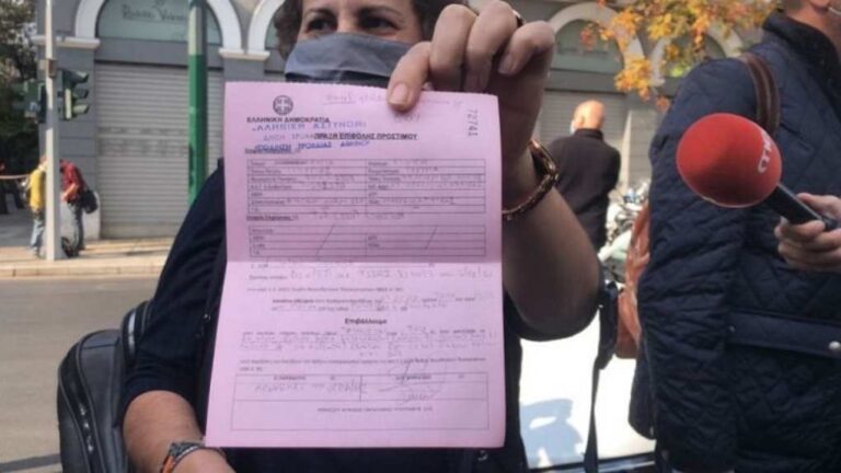 image Πολυτεχνείο: Δεν θα βεβαιωθεί το πρόστιμο της γυναίκας που θέλησε να αφήσει ένα λουλούδι