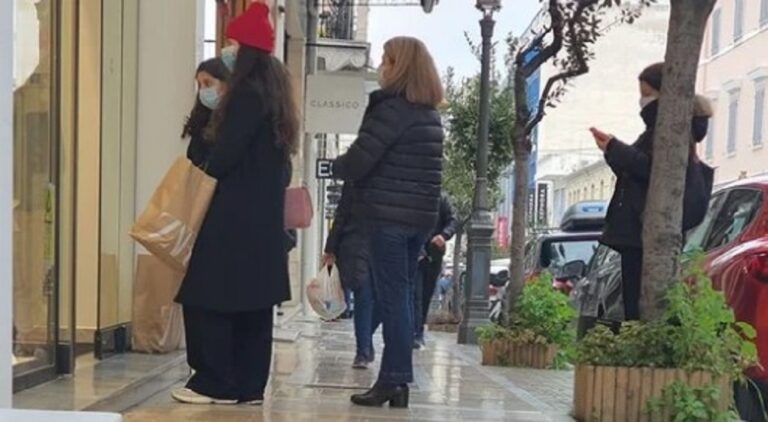 image Λιανεμπόριο : Ανέβασαν ρολά τα καταστήματα – Ουρές… με το καλημέρα [εικόνες]