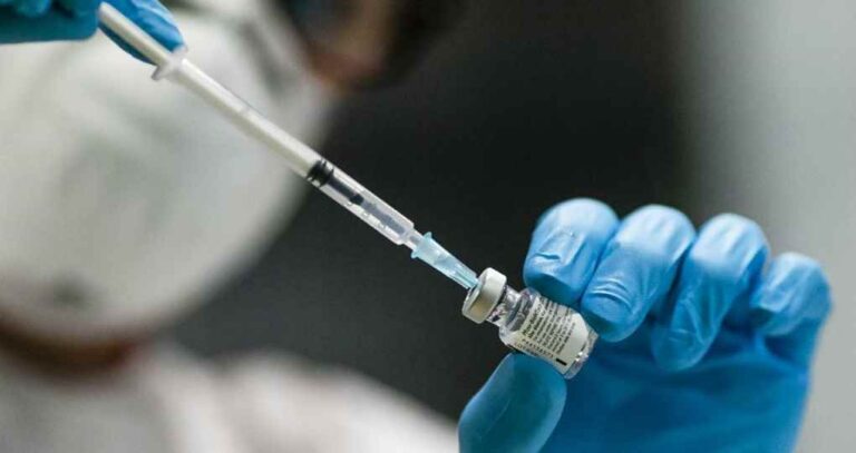 image AstraZeneca: Παραδέχθηκε ότι το εμβόλιο κατά της Covid θα μπορούσε να προκαλέσει σπάνιες θρομβώσεις