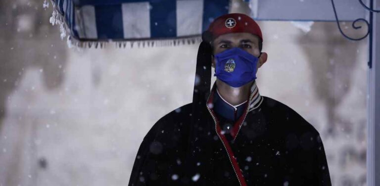 image Η αλλαγή φρουράς των Ευζώνων στο χιονισμένο Σύνταγμα (βίντεο)