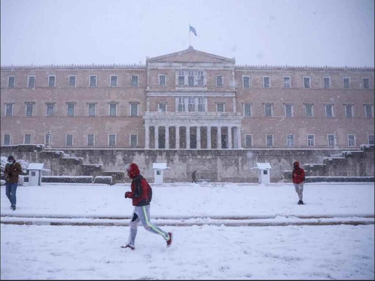 image Καιρός: Οδοιπορικό στην χιονισμένη Αθήνα – Μαγικές εικόνες