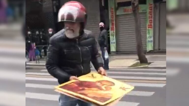 image Βεβήλωσαν εικόνα της Παναγίας στο κέντρο της Αθήνας φωνάζοντας “Στο διάολο η οικογένεια, στο διάολο και η Πατρίς” (βίντεο)