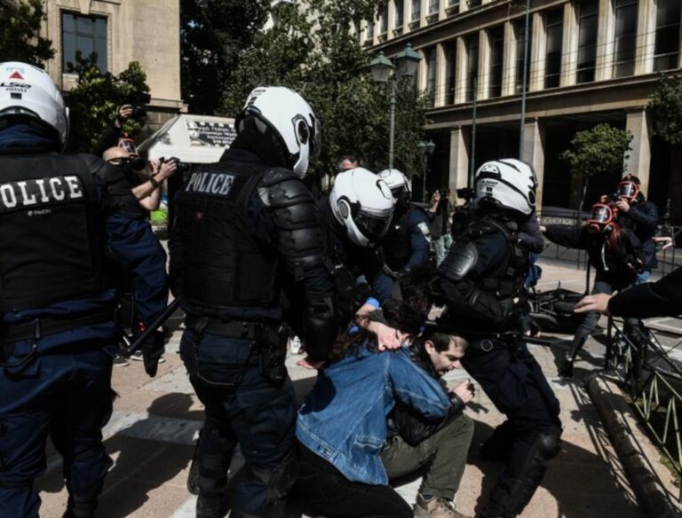 image Ένταση στο Σύνταγμα στην πορεία για τον Κουφοντίνα -Χειροπέδες στον γιο του, Έκτορα (βίντεο-φωτο)
