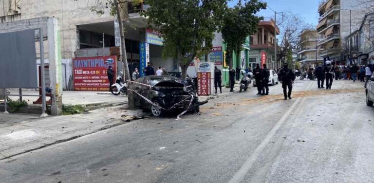 image Τρελή καταδίωξη κλεμμένου αυτοκινήτου από την ΕΛΑΣ στη Λιοσίων: Παρέσυρε μοτοσικλέτες και σταμάτησε σε δέντρο (βίντεο-φωτο)