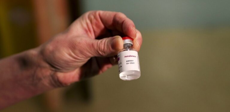 image Εμβόλιο AstraZeneca: Εγκεφαλικά νεκρή η 44χρονη μητέρα τριών παιδιών που έπαθε θρόμβωση!
