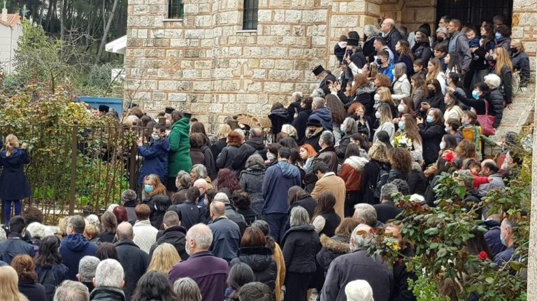 image Κορωνοϊός: Απίστευτος συνωστισμός σε κηδεία Αρχιμανδρίτη