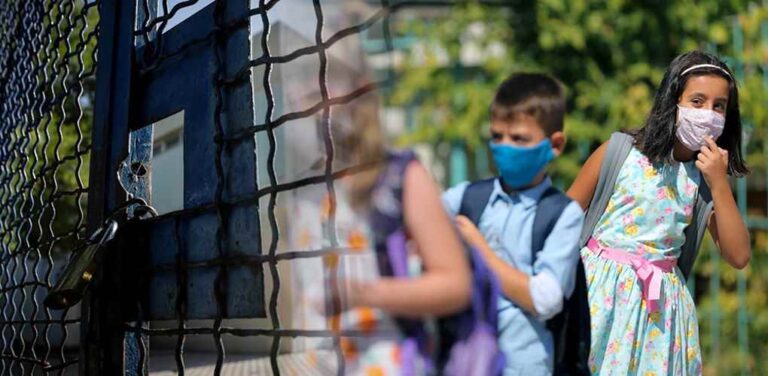 image Σχολεία: Πώς θα επιστρέψουν οι μαθητές στα θρανία – Ανησυχία για αύξηση των κρουσμάτων στα παιδιά