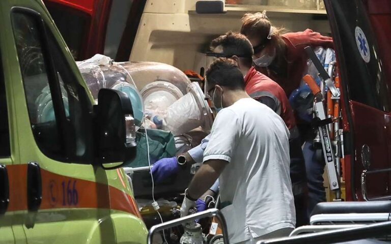 image Μεταφορά τεσσάρων ασθενών από νησιά με αεροσκάφη της Πολεμικής Αεροπορίας –  Διακομιδή μιας ασθενής με covid-19 από τη Λήμνο στη Σάμο