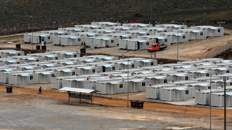 image Παγχιακή Επιτροπή ΑΓΩΝΑ: Χορός εκατομμυρίων για τις μεταναστευτικές δομές,Σε δύσκολη θέση ο Μηταράκης.