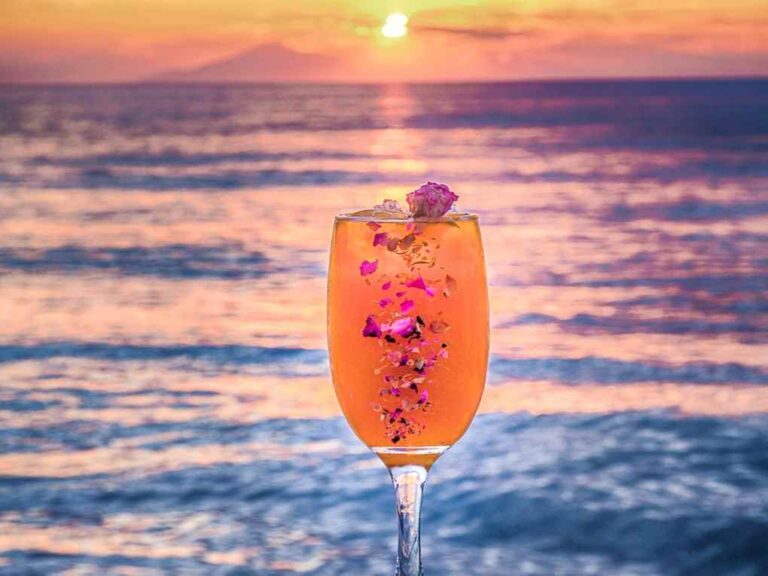 image Δροσιστικό κοκτέιλ με κρασί Λήμνου με μαγευτική θέα στο Karagiozis café bar!