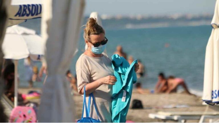 image Τα νησιά που βρίσκονται ένα βήμα πριν το τοπικό lockdown -Τι ανησυχεί τους ειδικούς ενόψει Δεκαπενταύγουστου