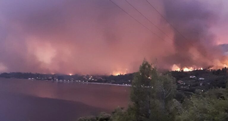 image Φωτιά σε Εύβοια και Αρχαία Ολυμπία: Κάηκαν σπίτια και εκκενώθηκαν χωριά – Πλησιάζουν τον αρχαιολογικό χώρο οι φλόγες