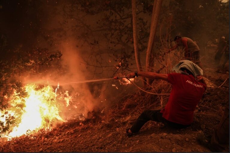 image Νέα Μάκρη: Προφυλακιστέοι η 50χρονη και ο 16χρονος γιος της για τους εμπρησμούς