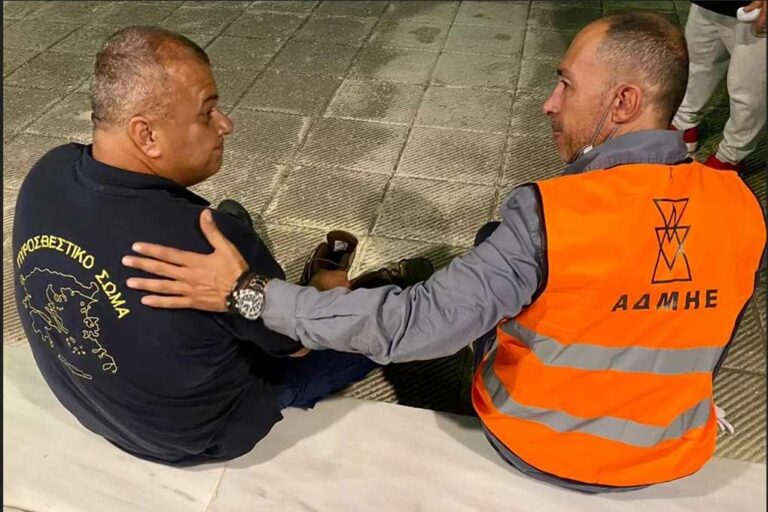 image Συγκινητική αλληλεγγύη: Υπάλληλος του ΑΔΜΗΕ έδωσε τα παπούτσια του σε πυροσβέστη -Τα δικά του είχαν λιώσει στη φωτιά