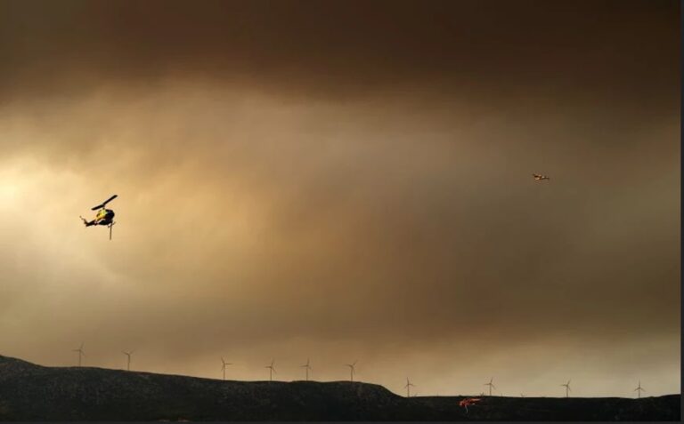 image Φωτιά στα Βίλια: Δύσκολη η κατάσταση στο πύρινο μέτωπο – Ενίσχυση των ανέμων περιμένουν οι πυροσβέστες – Εκκενώθηκαν οικισμοί