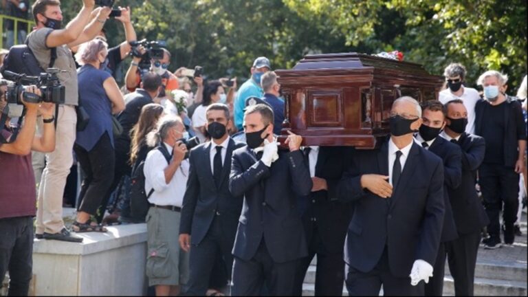 image Μίκης Θεοδωράκης – Λαϊκό προσκύνημα: Συγκίνηση και δέος για τον μεγάλο συνθέτη (βίντεο-φωτο)