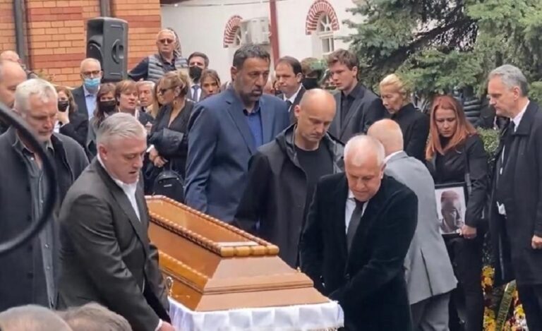 image Συγκινητικές στιγμές στο τελευταίο «αντίο» στον Ντούσαν Ίβκοβιτς. Όλοι ήταν εκεί για να τιμήσουν τη μνήμη του. «Λύγισε» ο Ζέλικο Ομπράντοβιτς.