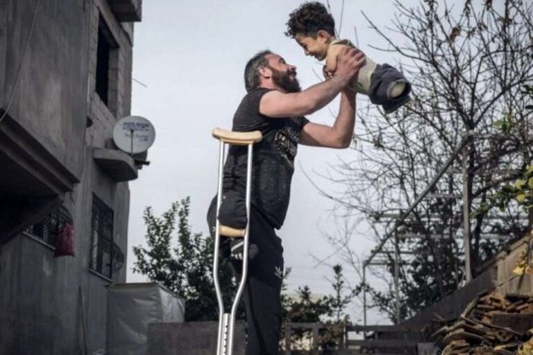 image H φωτογραφία της χρονιάς – Η εικόνα-γροθιά στο στομάχι πατέρα και γιου με φόντο τον πόλεμο στη Συρία