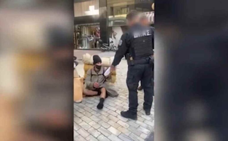 image Αστυνομικοί αγόρασαν παπούτσια και κάλτσες σε άστεγο στην Ερμού – Συγκινητικό βίντεο