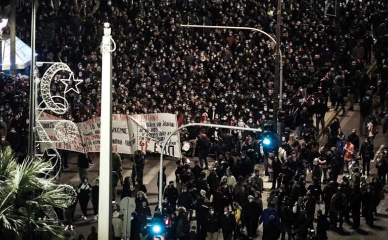 image Πολυτεχνείο: Ολοκληρώθηκε η πορεία για την 48η επέτειο – Η παρουσία της Μάγδας Φύσσα και τα τραγούδια του Θεοδωράκη (βίντεο-φωτο)
