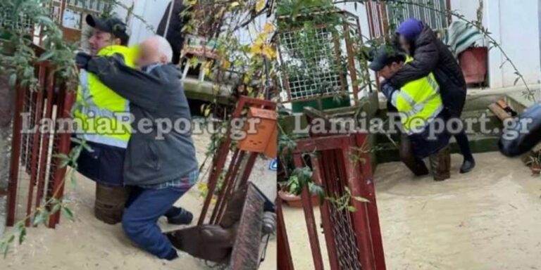 image Λαμία: Συγκλονιστικές εικόνες μετά τις πλημμύρες -Απεγκλωβίζουν κατοίκους ακόμα και κουβαλώντας τους στην πλάτη (βίντεο)