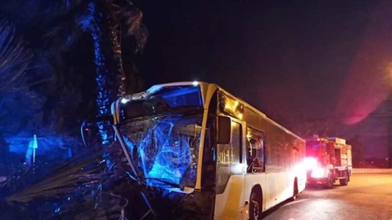 image Εικόνες από σοκαριστικό τροχαίο στην παραλιακή με λεωφορείο να γίνεται παλιοσίδερα πέφτοντας σε φοίνικες