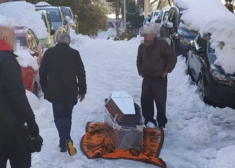image Δεν το χωράει ανθρώπου νους…..Έσερναν το φέρετρο με κουβέρτα στον παγωμένο δρόμο (βίντεο)