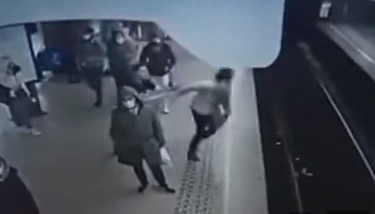 image Έσπρωξε γυναίκα στην αποβάθρα την ώρα που περνούσε το μετρό –  Βίντεο που κόβει την ανάσα