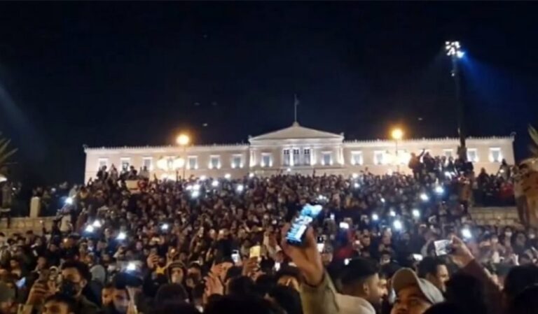 image Αναταραχή από την εμφάνιση εκατοντάδων Πακιστανών στο Σύνταγμα, την Πρωτοχρονιά -Βροχή οι αντιδράσεις