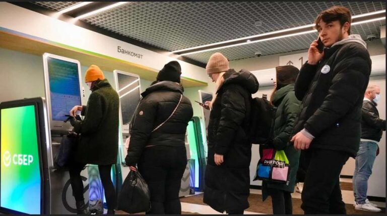 image Ρωσία: Ατελείωτες ουρές πολιτών στα ΑΤΜ υπό τον φόβο κατάρρευσης του ρουβλιού (βίντεο)