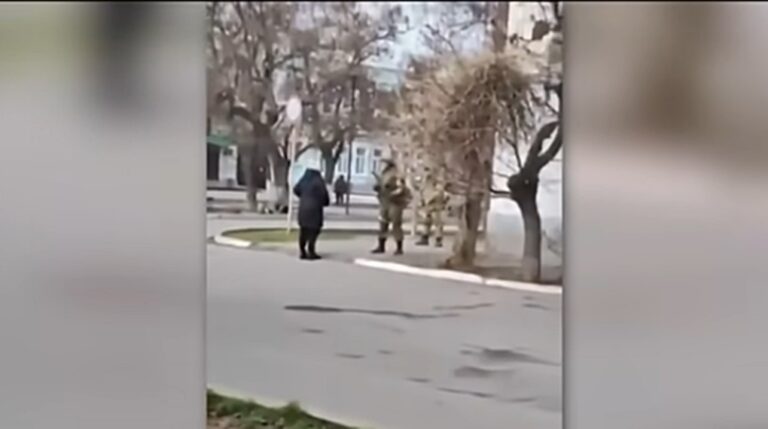 image Oυκρανία: Viral η γιαγιά που τα έβαλε με πάνοπλους Ρώσους στρατιώτες στη Χερσώνα