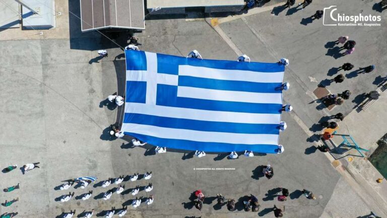 image Χίος: Υψώθηκε η μεγάλη Ελληνική Σημαία για την επέτειο της 25ης Μαρτίου (ΒΙΝΤΕΟ & ΦΩΤΟ)