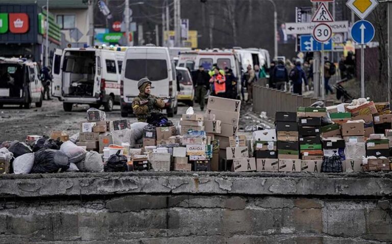 image Πόλεμος στην Ουκρανία: Η Μαριούπολη «δέχεται αεροπορική επίθεση, έχουν πληγεί κατοικίες» (Βίντεο)
